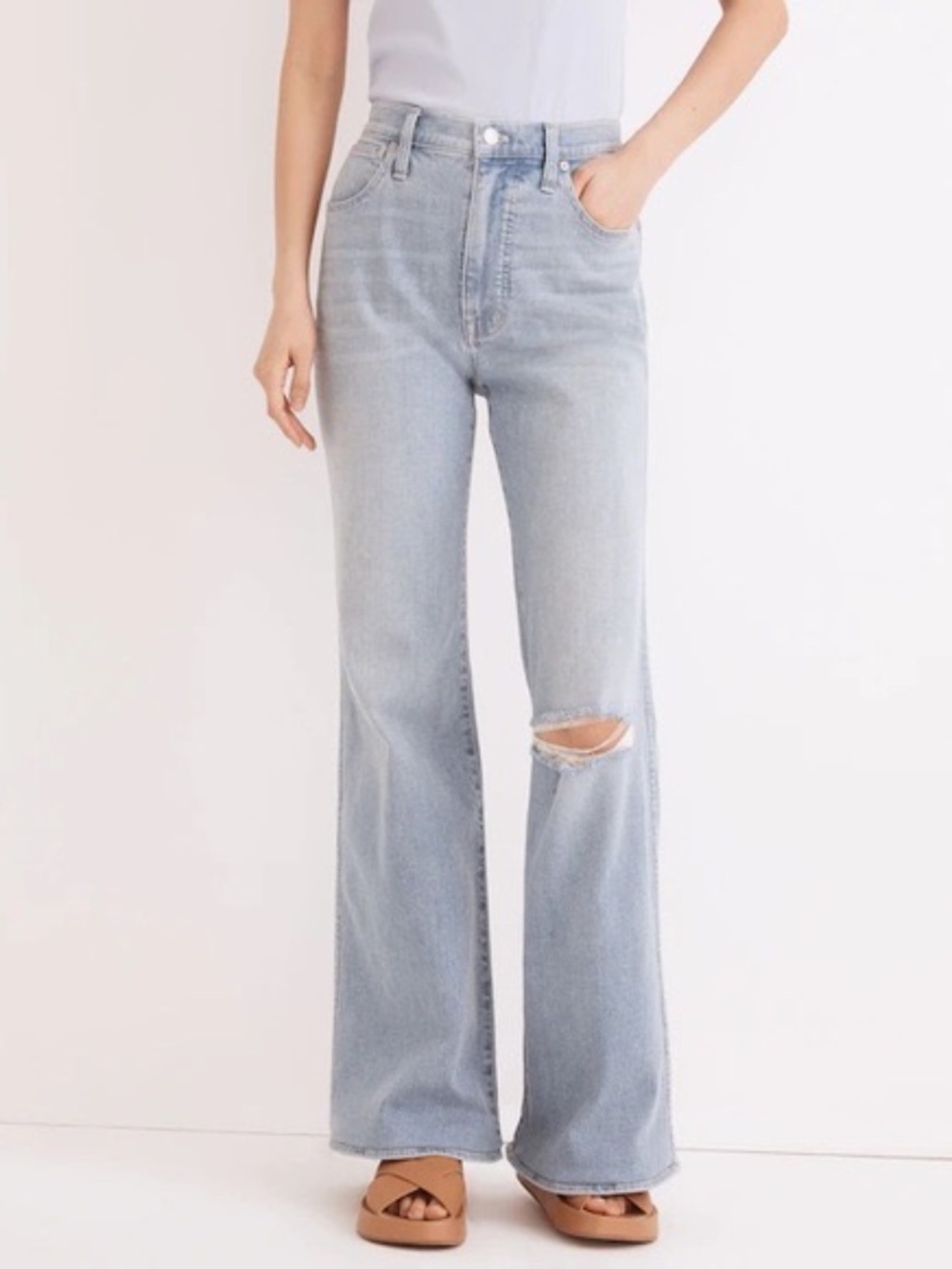MADEWELL - 11" High-Rise Flare Jeans in Eversfield Wash: Knee-Rip Edition sz 28